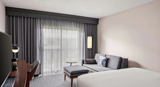 Люкс c 1 комнатой с балконом и с видом на внутренний двор Courtyard by Marriott Detroit Livonia