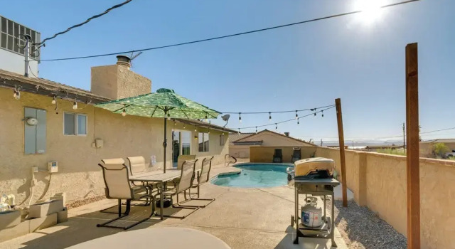 Коттедж 2 Mi to Lake Havasu: Pet-friendly Home