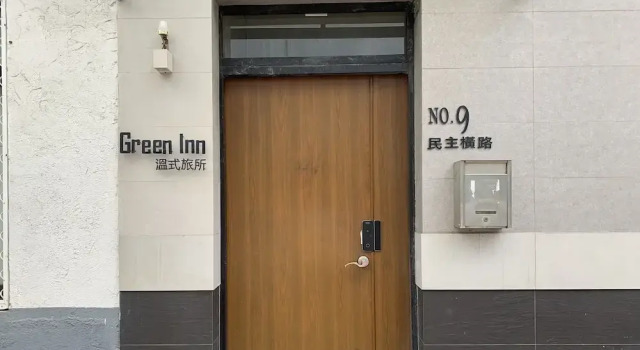 8door Guesthouse