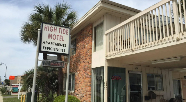 High Tide Motel, Забронировать Мотель Отели Норт-Миртл-Бич с парковкой, рядом с Парк развлечений OD Pavilion, Парковка