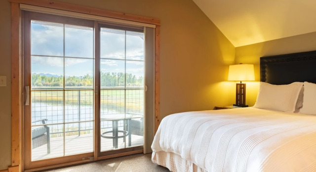 Люкс с балконом Gallatin River Lodge