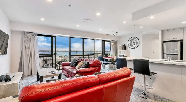 QV Sunny New Apt with Balcony -976
