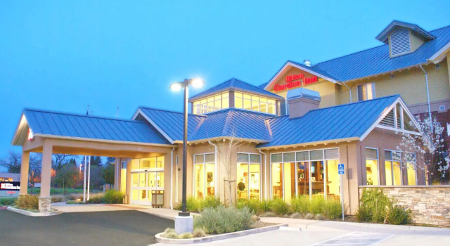Кровать в общем номере Hilton Garden Inn Sonoma County Airport