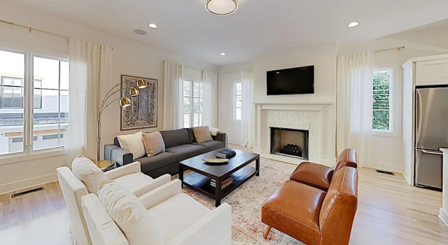 New Listing! Stylish All-suite End Unit W/ Garage 3 Bedroom Townhouse, Varaa Lomakoti Huvilat kohteessa Tennessee, Villa