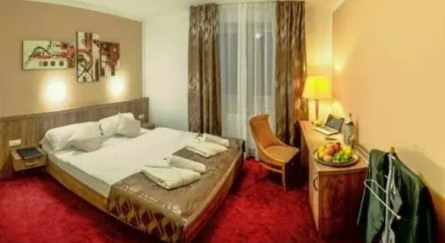 Wellness Hotel Hluboký Dvůr, Забронировать Отель Отели Оломоуцкий края с парковкой, Парковка