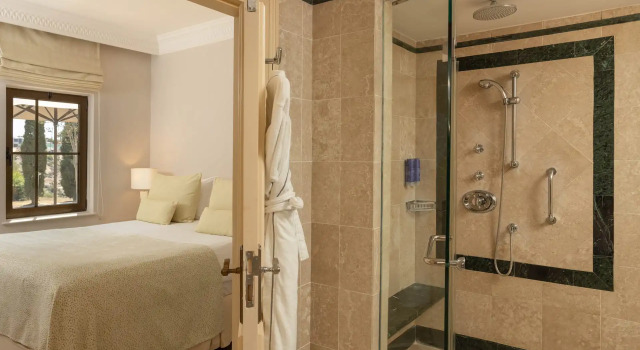 Люкс c 1 комнатой с частичным видом на море Aphrodite Hills Hotel and Resort