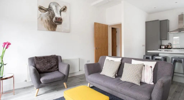 Modern Luxury Apartment, Sleeps 6, Best Location