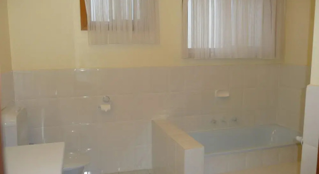 Кровать в общем номере Angelas Beach Stays