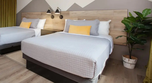 Четырёхместная студия 4411 Inn & Suites