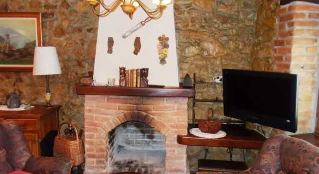 Casa Rural Nava Guela con Barbacoa, Prenota Hotel Hotel a Asturie con parcheggio, Parcheggio
