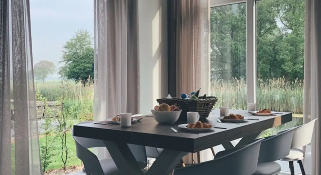 Бунгало Fine Chalet near Water with Woodfired Hot Tub