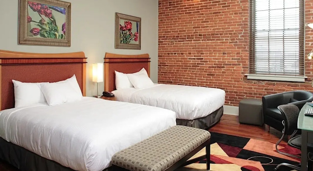 Четырёхместный номер Deluxe Lancaster Arts Hotel