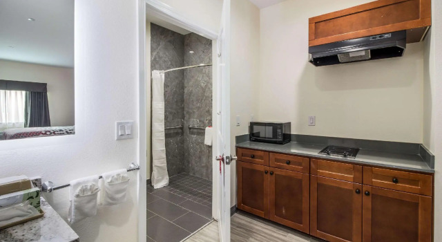 Четырёхместный номер Standard Regency Inn And Suites