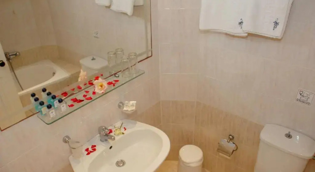 Трёхместный номер с видом на бассейн Aphrodite Hotel