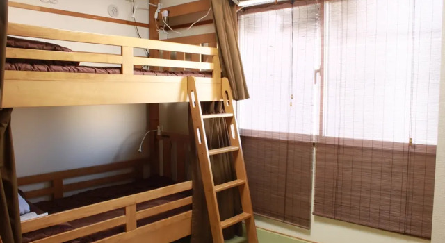 Кровать в общем номере (женский номер) T and K Hostel Kobe Sannomiya East