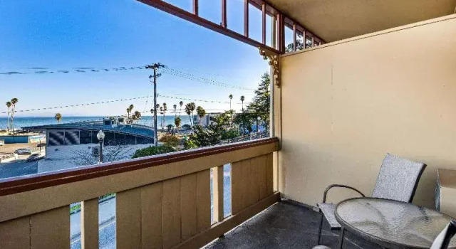 Номер Standard с балконом и с видом на океан Howard Johnson by Wyndham Santa Cruz