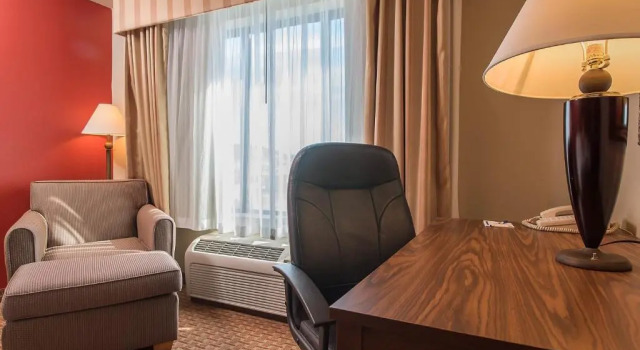 Четырёхместный номер Standard Baymont Inn & Suites by Wyndham Sturgis