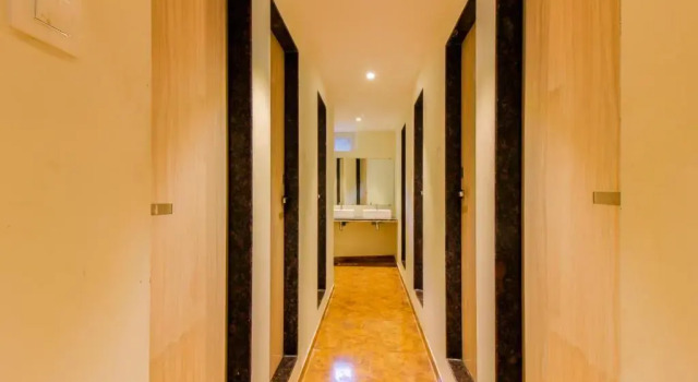 Кровать в общем номере (мужской номер) Hygeinic Airport Dormitory Near by BOM