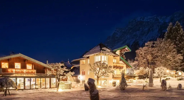 Ferienwohnungen Jägerheim & Jägerhaus, Rezerwuj Hotel Hotele w Tyrol z parkingiem, Parking