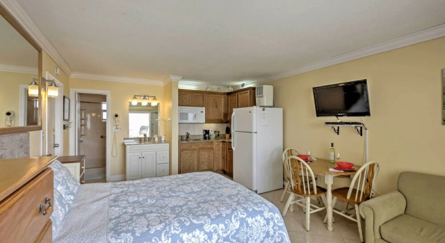 Апартаменты Daytona Beach Studio w/ Oceanfront Balcony & Pool!