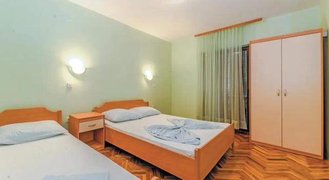 Beautiful Home in Bosana With Wifi and 2 Bedrooms, Book Hotel Pag Pag Island