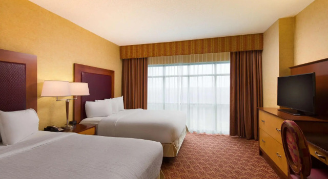 Четырёхместный люкс с 2 комнатами Отель Embassy Suites by Hilton Charlotte Concord Golf Resort & Spa