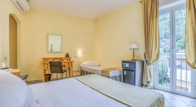 Трёхместный номер Superior с видом на горы Hotel Albatros Varigotti