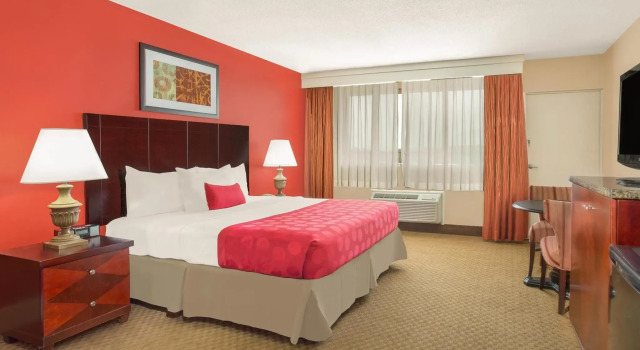 Двухместный номер Standard Ramada Plaza by Wyndham Fayetteville Fort Bragg Area