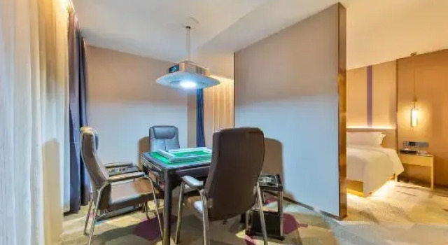 Люкс Lavande Hotel (Dongguan Huangjiang Walmart Rainbow Shopping Center)