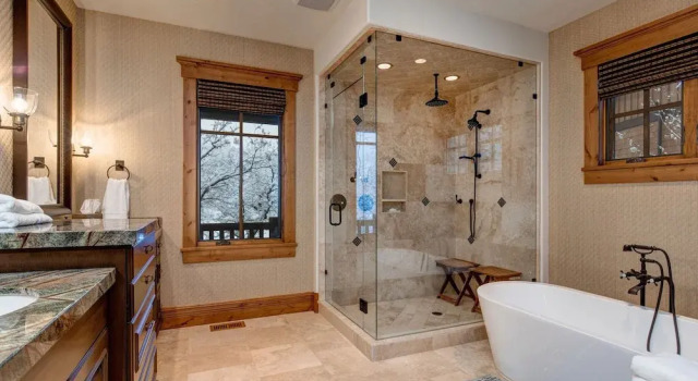 New Listing! Benoit Lookout W/ Theater & Hot Tub 5 Bedroom Home, Varaa Lomakoti Park City 