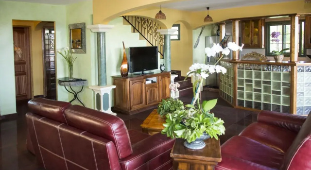 La Villa Métisse Du Lagon, Book Villa Hotels in Saint-Paul with Parking, Parking