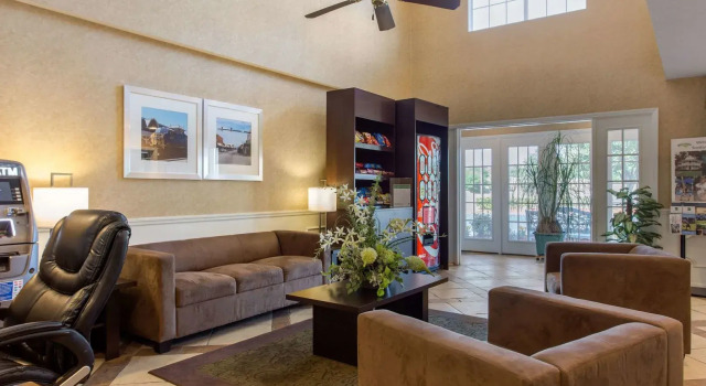 Quality Inn Laurinburg, Забронировать Отель Отели Лоринберг с парковкой, Парковка
