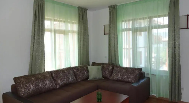 Guest House Ivanini Houses, Book Pension Hoteller i Tryavna med parkering, Parkering