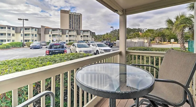 Myrtle Beach Condo w/ Community Beach Access!, Забронировать Отель Отели Миртл-Бич с парковкой, рядом с Pine Lakes International Country Club, Парковка
