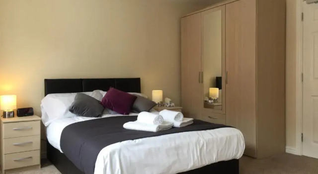 6-bedroom Contractor House with 6 bathrooms, Free WiFi and Parking - Kennedy House by Your Lettings Peterborough