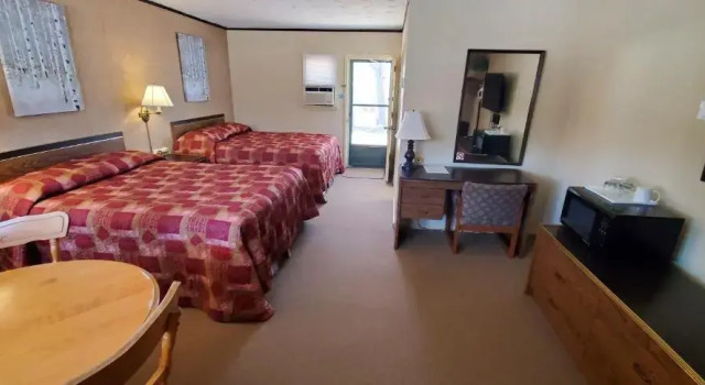 Четырёхместный номер Deluxe Pinewood Inn