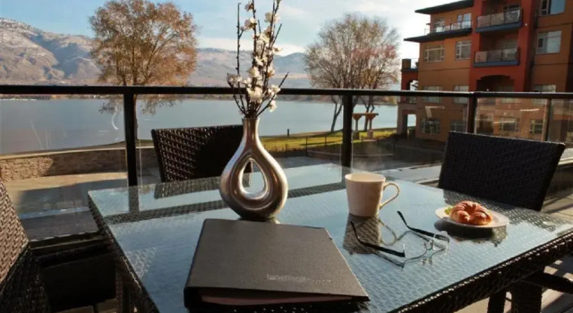 Люкс с видом на озеро Watermark Beach Resort