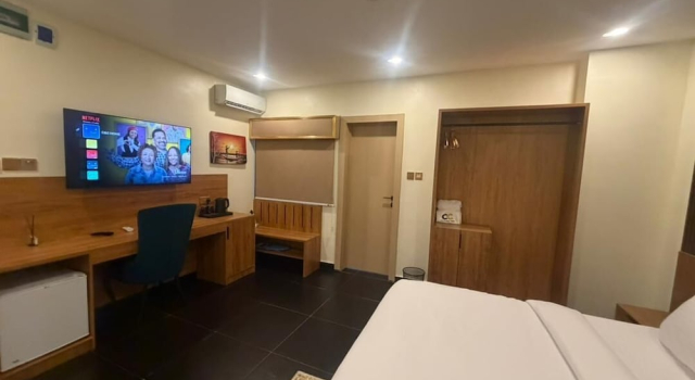 C & C Luxury Suites, Book Bed and Breakfast Ikeja 