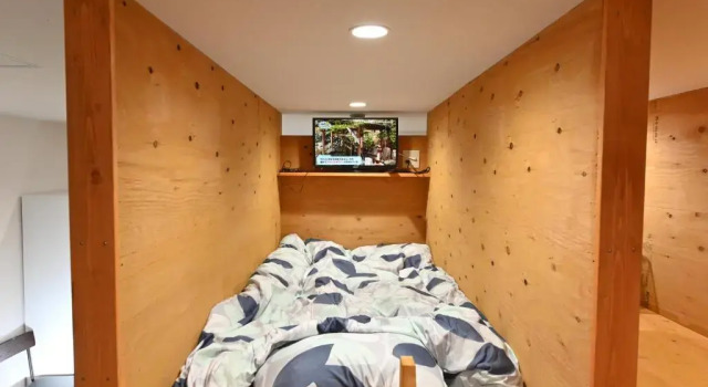 Кровать в общем номере Suzumaru Hotel