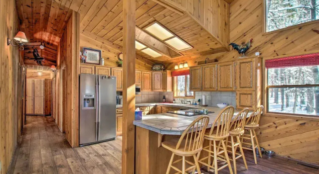 Коттедж с 4 комнатами Pinetop Cabin w/ Private Patio on Eighth Green