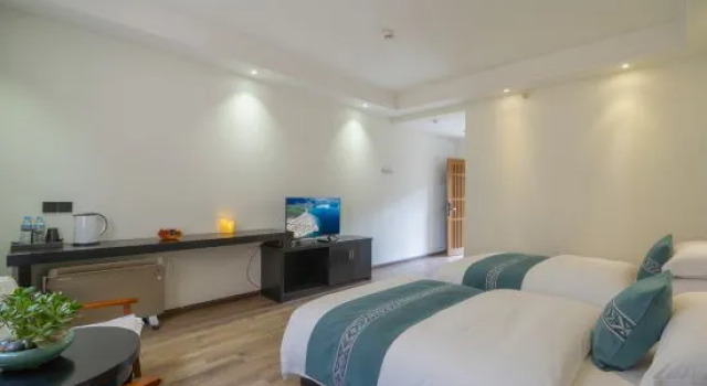 Кровать в общем номере Yuexi A'xia Manor Hotel