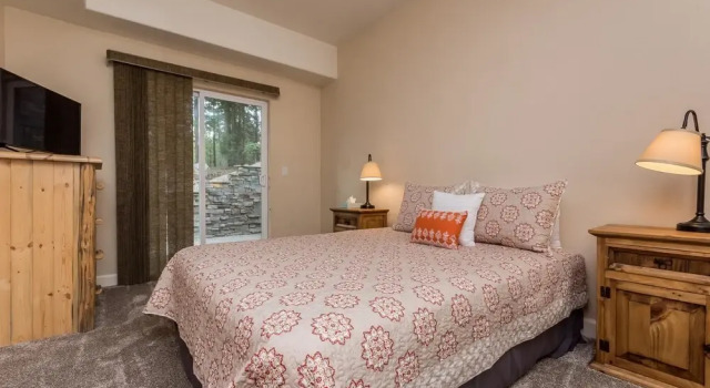 Mammoth Gateway Village 11