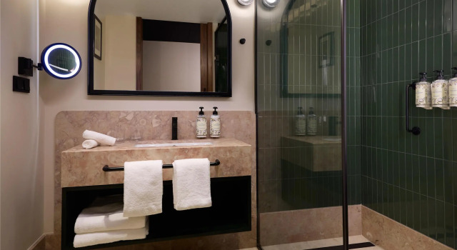 Номер Standard DUO Hotel Lisbon, Curio Collection by Hilton