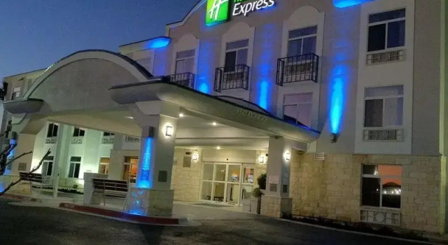 Двухместный люкс c 1 комнатой Holiday Inn Express Hotel and Suites Bastrop by IHG
