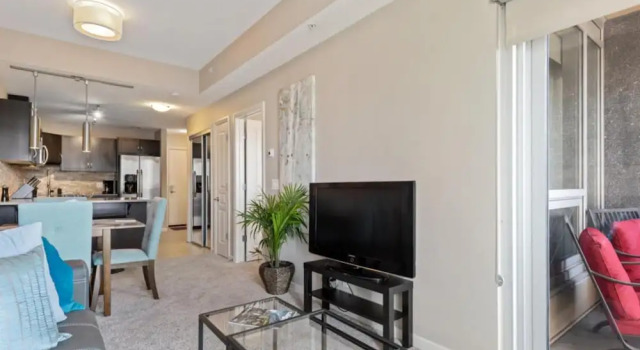 Modern DT Condo Balcony Parking Gym Hot Tub, Забронировать Отель Отели Калгари 4 звезды, рядом с Erlton - Stampede C Train, 4*