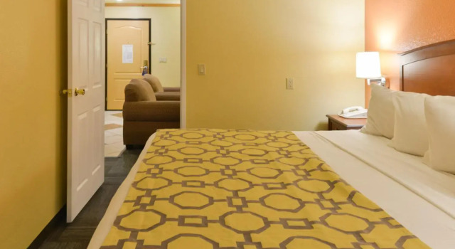 Четырёхместный люкс c 1 комнатой Americas Best Value Inn Colorado Springs