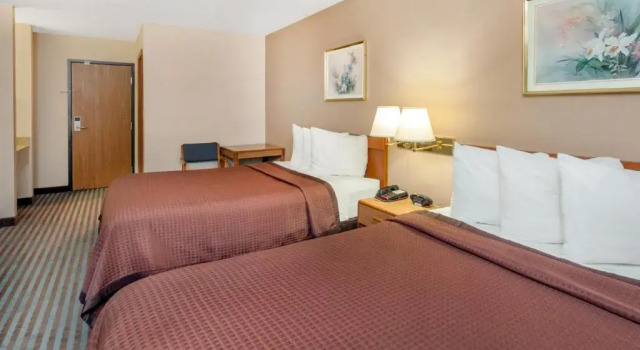 Четырёхместный номер Standard Days Inn by Wyndham Charleston