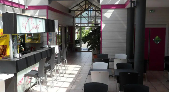 Трёхместный номер Standard Logis Hôtel Les Cimes