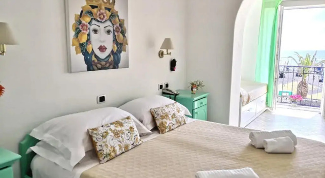 Трёхместный номер Superior с видом на море Hotel Ossidiana Stromboli Center