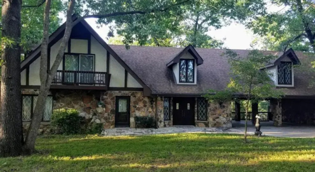 Коттедж Large Lake Tudor Home, Dock, 3 acres, walk to Bagnell Dam , 1 MM